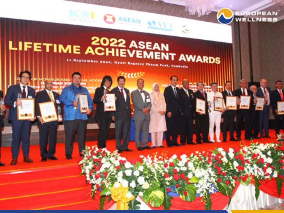 Giao-su-Tien-si-Mike-Chan-tai-Giai-thuong-Lifetime-Achievement-Awards.jpg