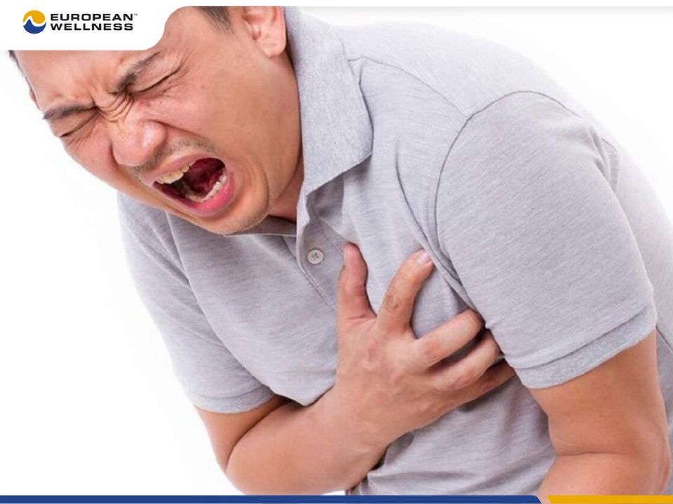Đau thắt ngực, khó thở thường là các dấu hiệu bất ổn của mạch máu cần chú ý